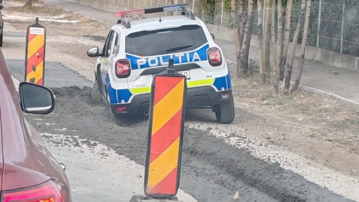 O autospecială de poliție a rămas blocată în beton proaspăt pe o stradă din Brașov