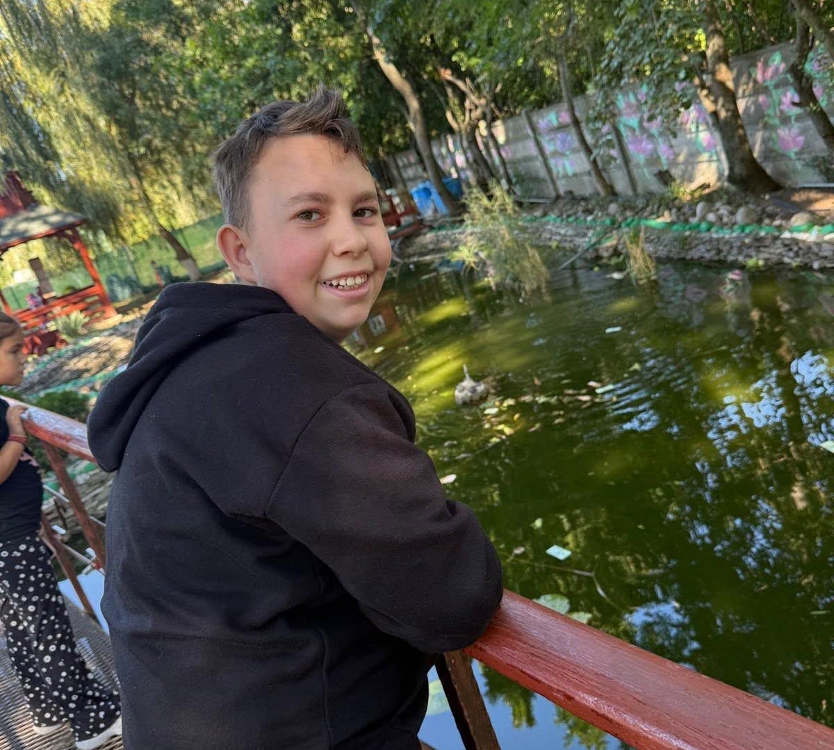 Denis, băiat de 13 ani, are nevoie de sprijin pentru a cincea operație