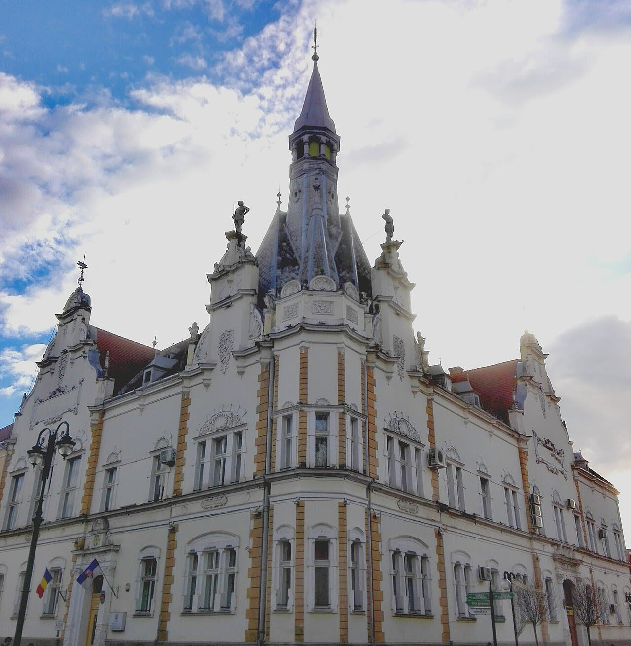 Primăria Caransebeș reabilitează energetic trei blocuri de pe Aleea Rapsodiei
