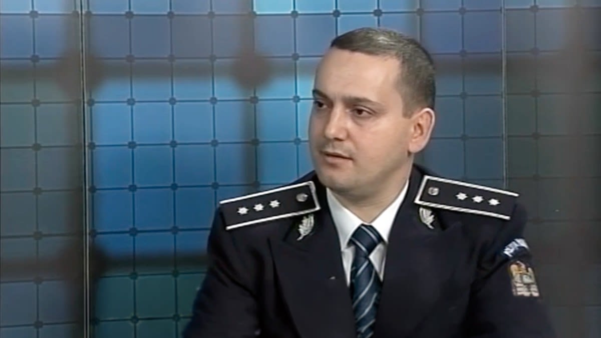 Comisarul Laurențiu Drăghici la birou
