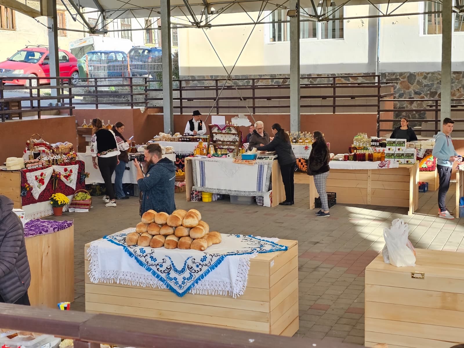 Târgul de Produse Tradiționale de la Cornereva a reunit producători locali și vizitatori