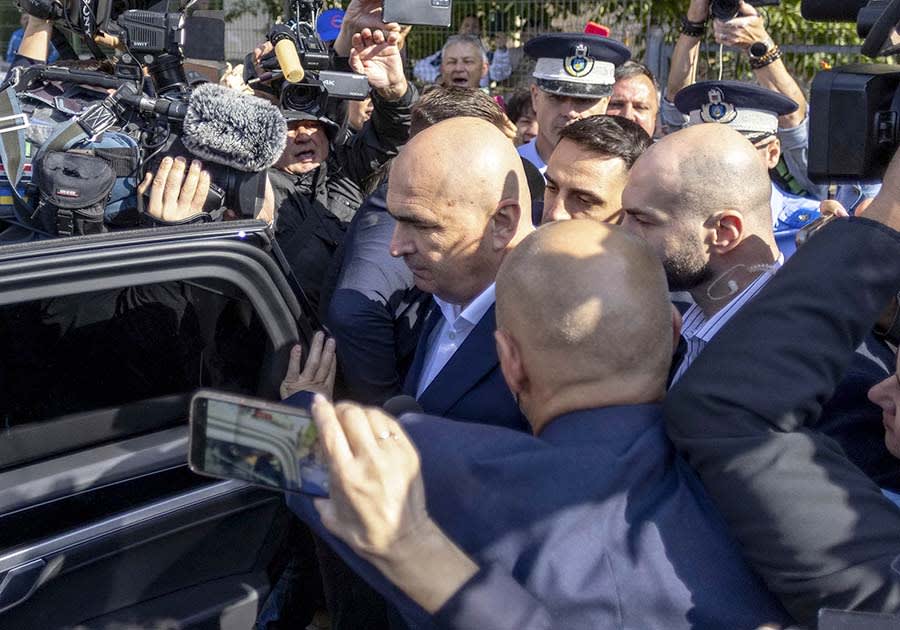 Bihorel discutând despre evenimentele săptămânii