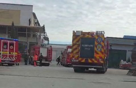 incendiu imobil Bistrița, pompieri intervenind