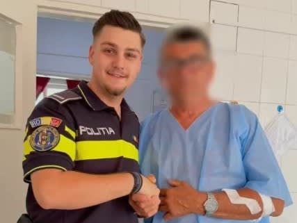 polițist resuscitând un bărbat