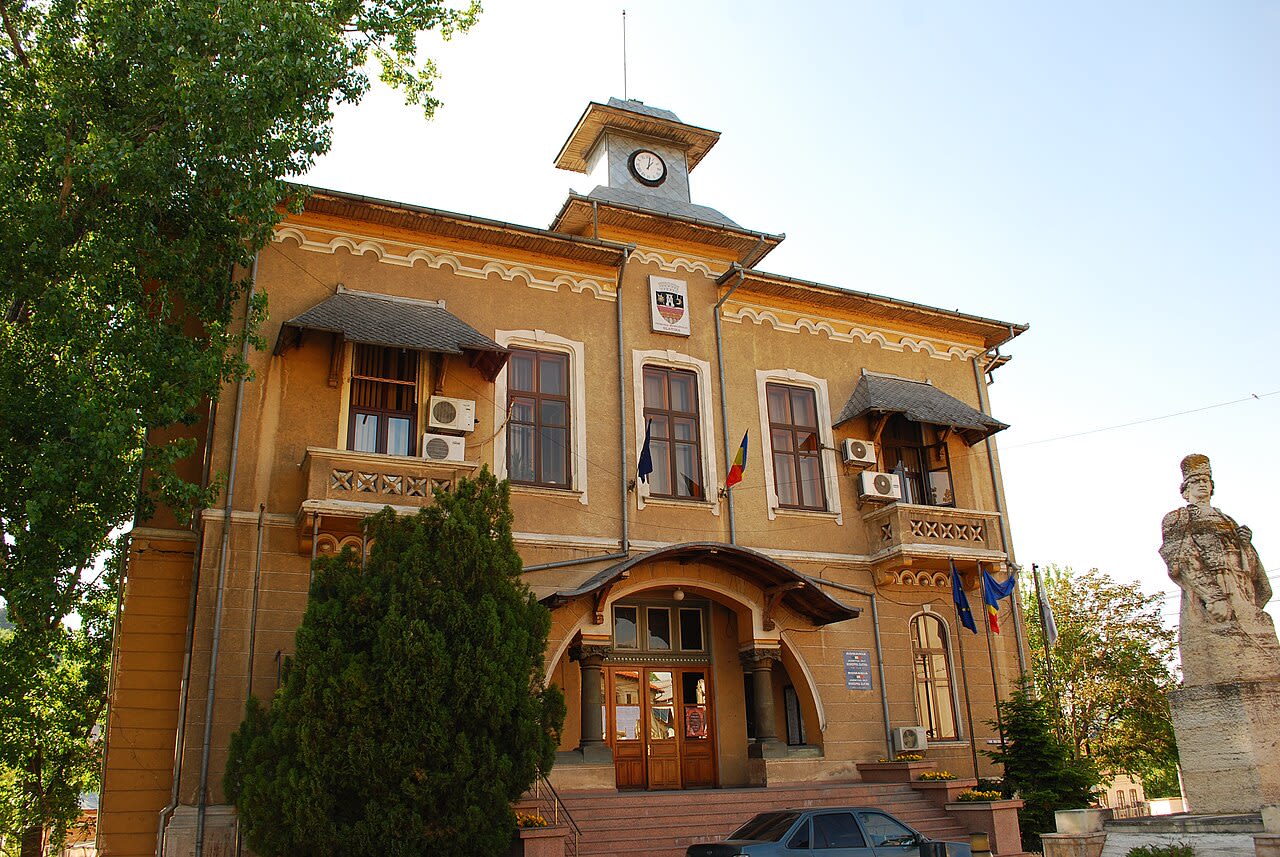 Primăria Slatina a depășit plafonul legal pentru două contracte de servicii în 2026