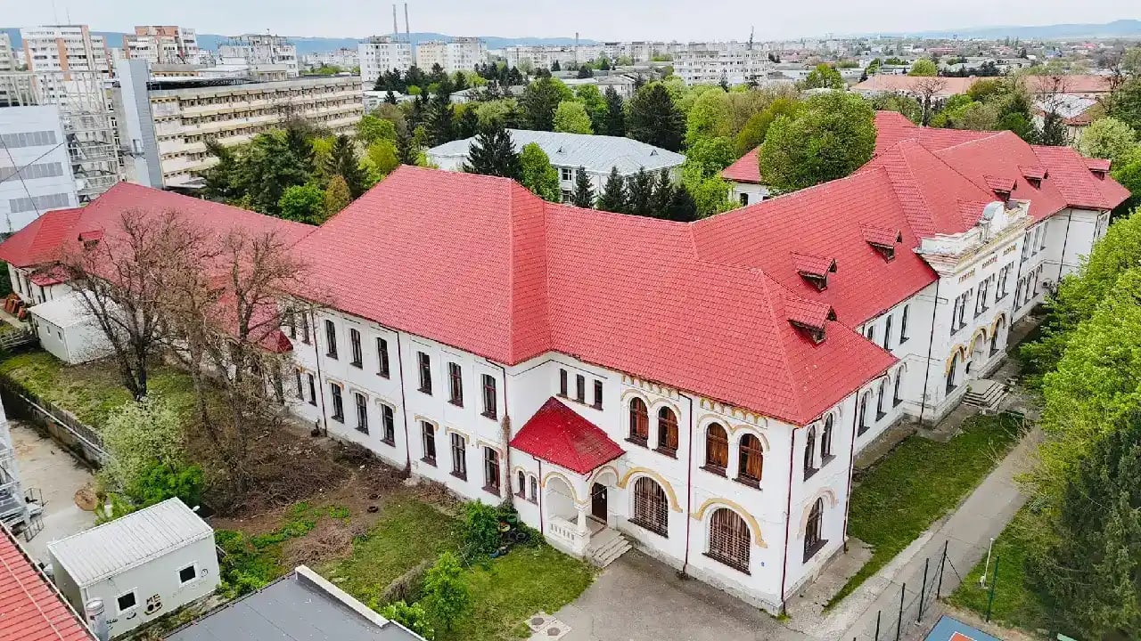 Primăria Bacău a anulat licitația pentru modernizarea Colegiului Pedagogic din cauza erorilor în documentație
