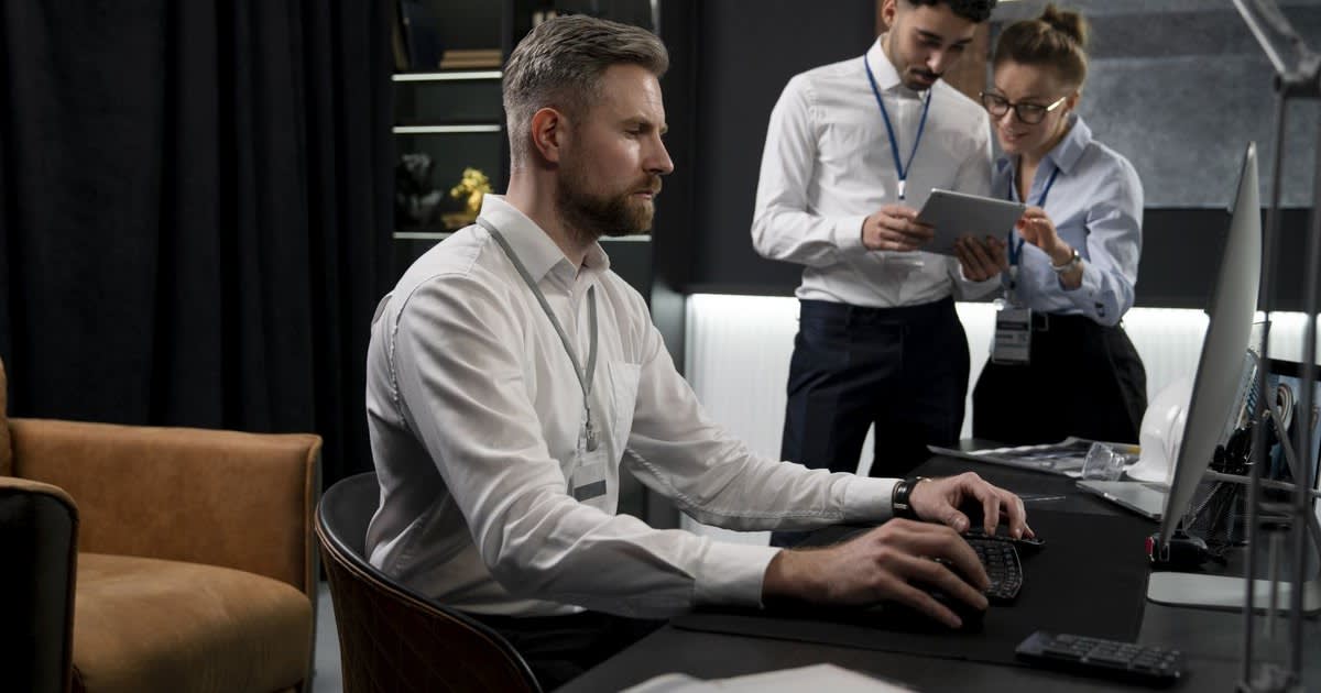 programatori la birou, lucrând la computere