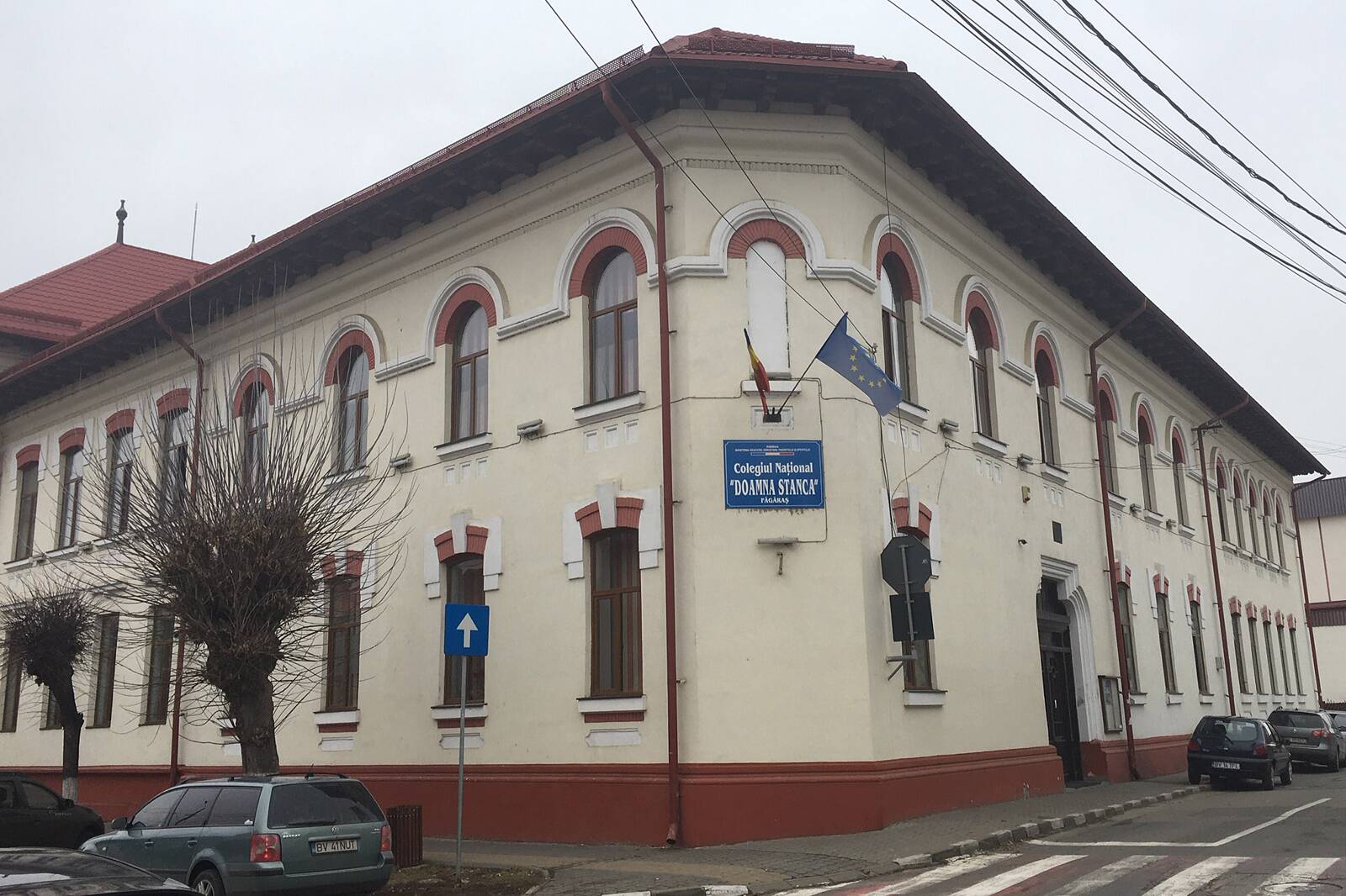 Elevi interacționând cu militari Elevi interacționând cu militari