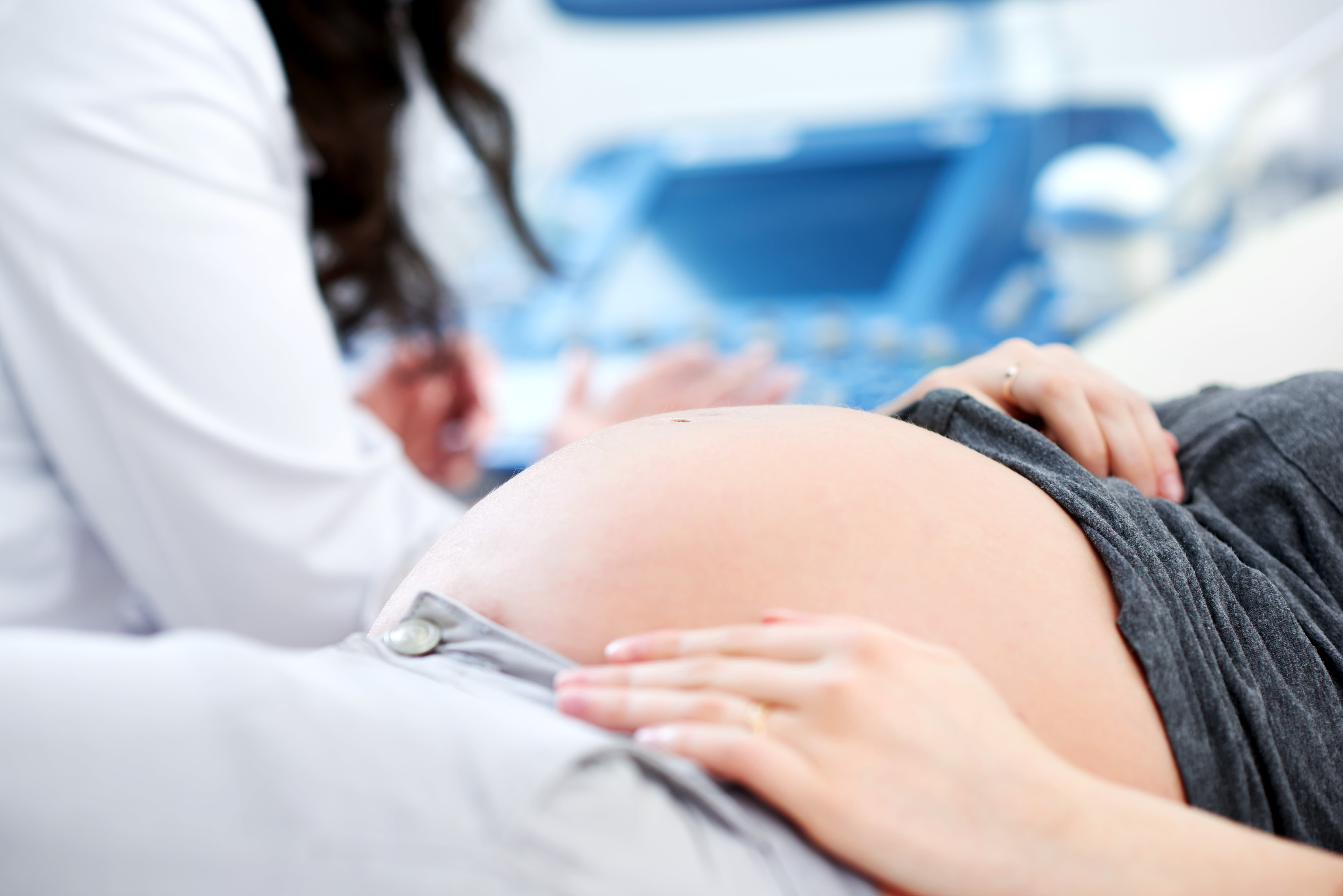 Parlamentul adoptă legea care permite femeilor însărcinate să nască însoțite de parteneri, dar scandalul vaccinării persistă