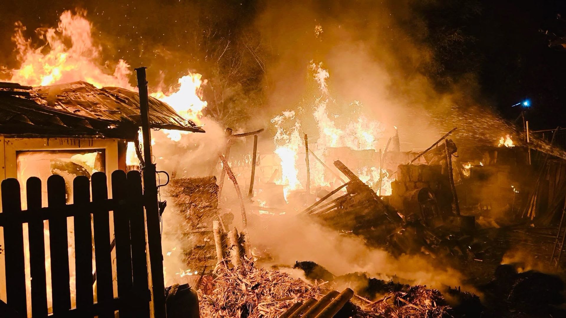 Un incendiu a distrus grajdul și acoperișul unei case în Neajlov