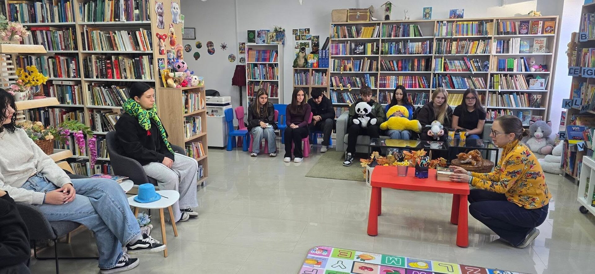 Elevii Colegiului Kölcsey Ferenc au pliat cocori din hârtie la Biblioteca Județeană Satu Mare