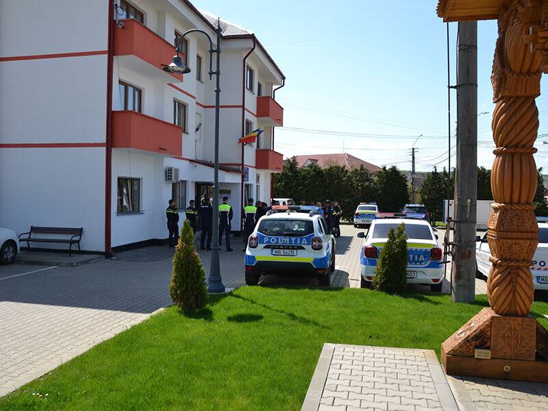 polițiști verificând autovehicule polițiști verificând autovehicule