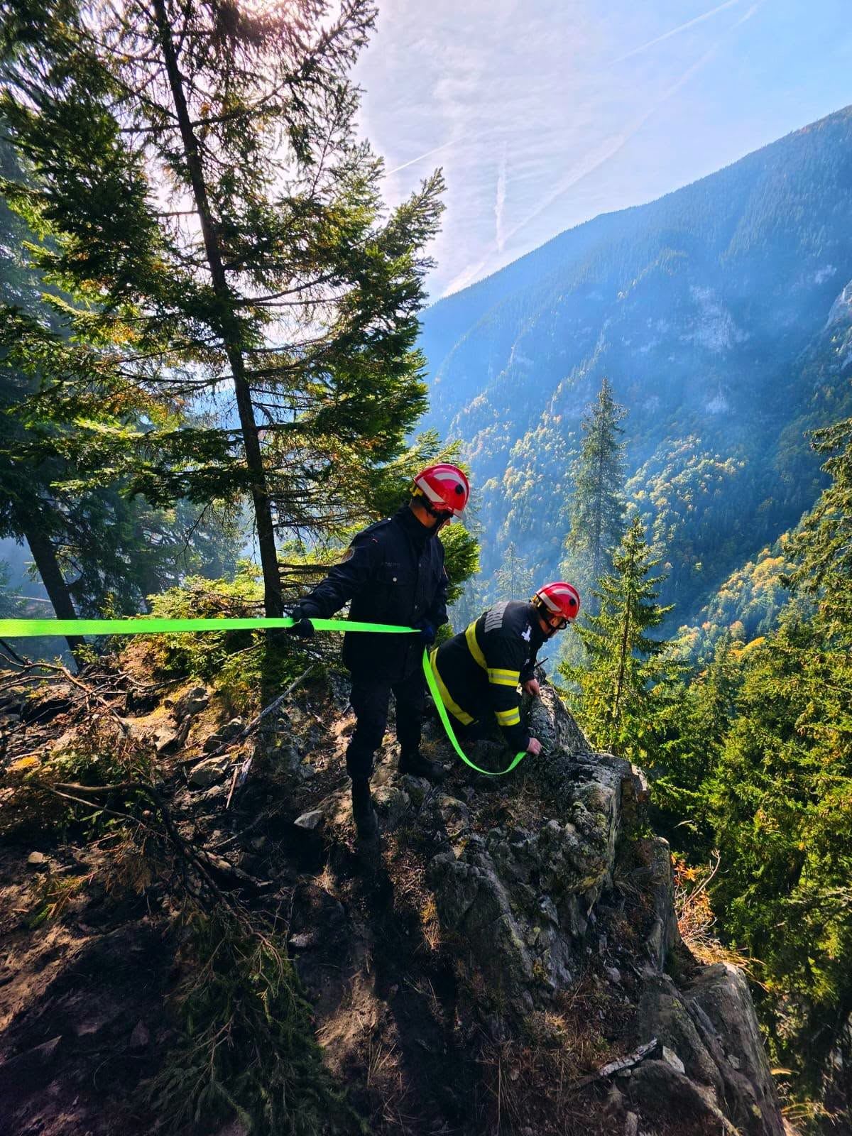Pompierii din Hunedoara au intervenit la trei incendii de vegetație în păduri și terenuri agricole