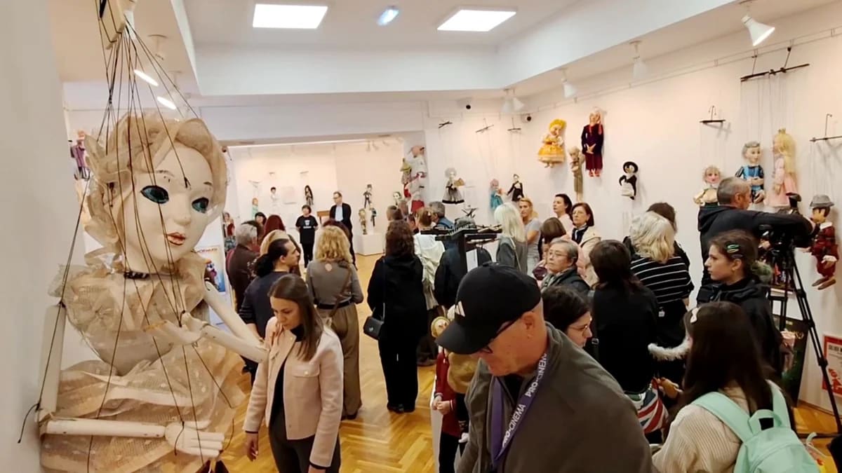 Euro Marionete deschide expoziția cu 140 de păpuși la Complexul Muzeal Arad