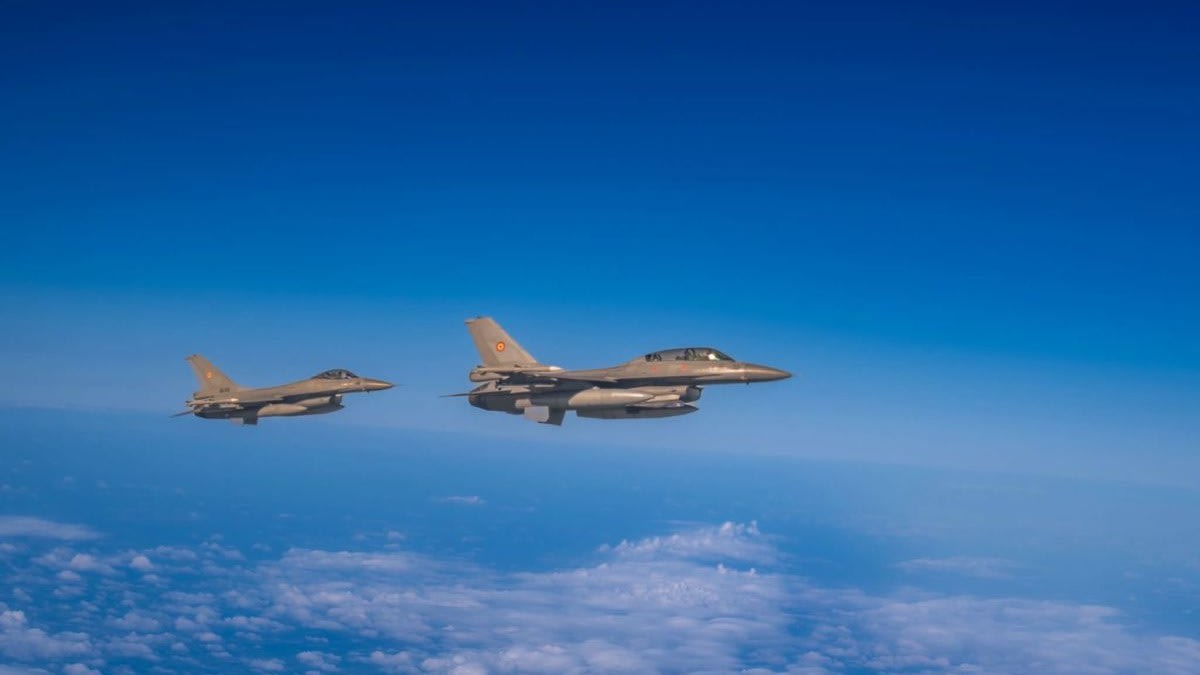 Avioane F-16 și F-18 în acțiune