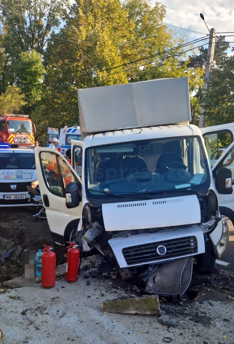Accident pe DN 7, autoutilitară avariată Accident pe DN 7, autoutilitară avariată