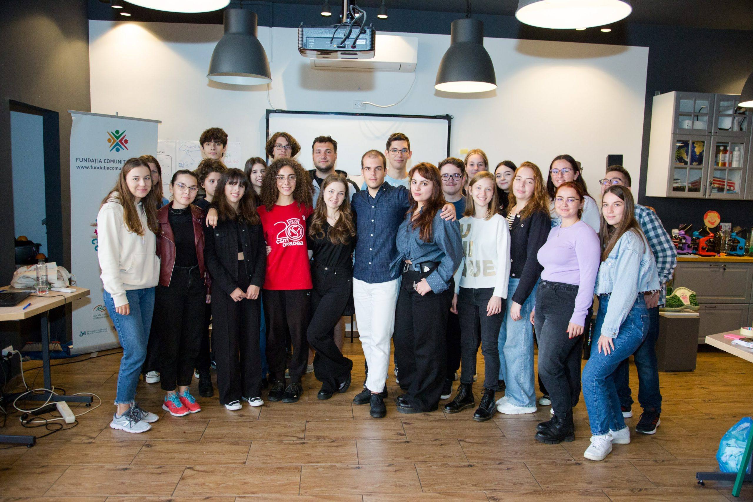 tineri participând la un workshop
