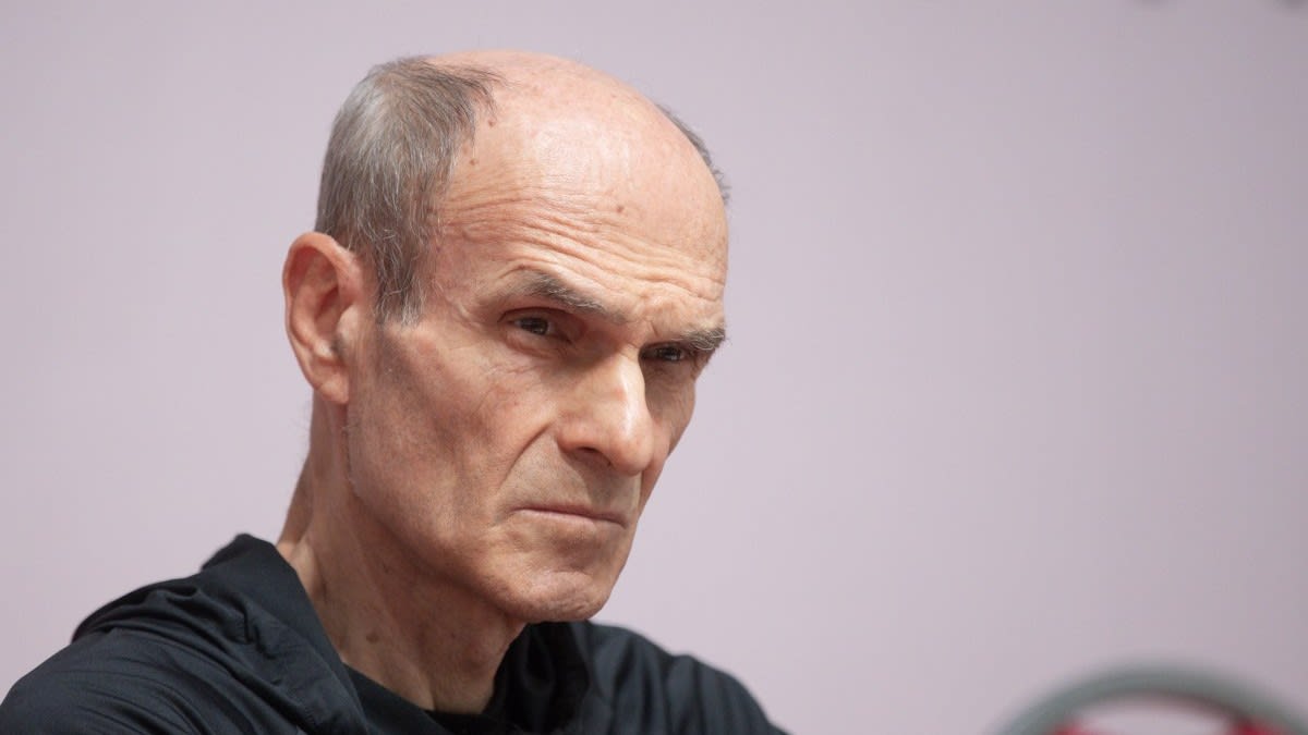 Cristian Tudor Popescu discutând despre guvern Cristian Tudor Popescu discutând despre guvern