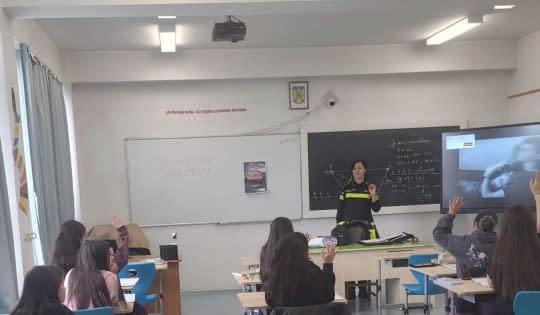 polițiști în acțiune la școală