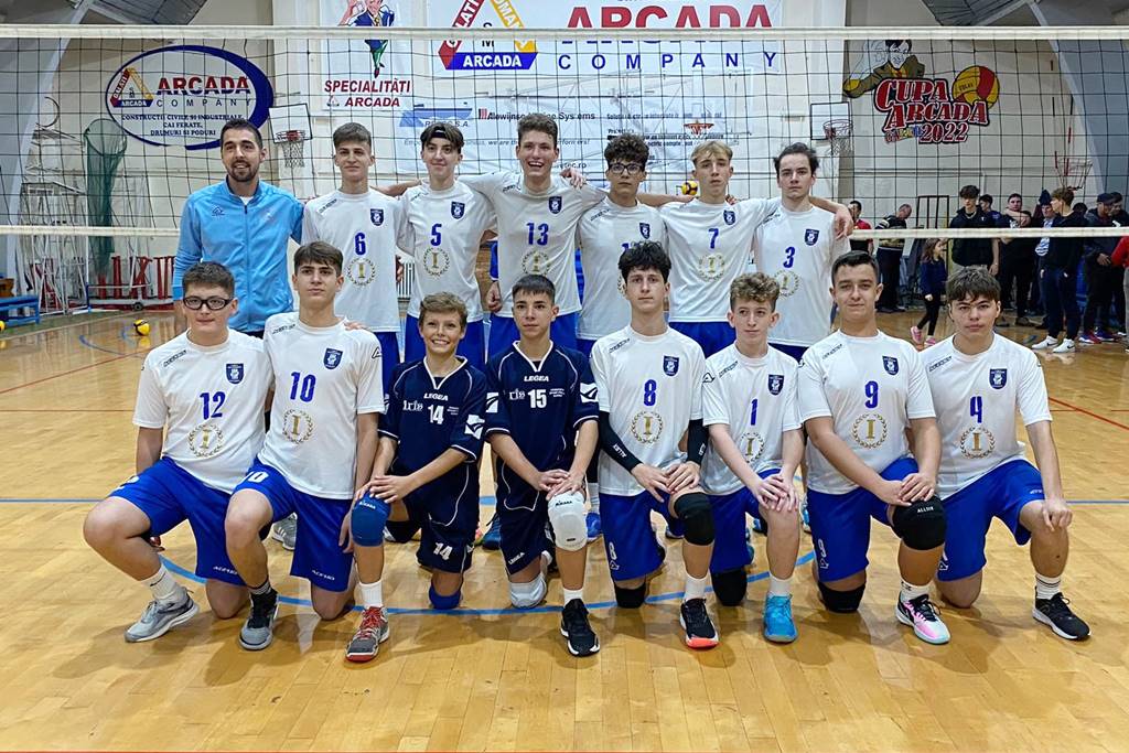 jucători de volei U15 în acțiune pe teren