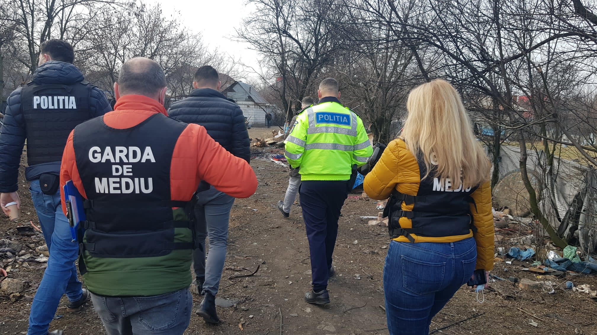 Garda de Mediu confiscând deșeuri