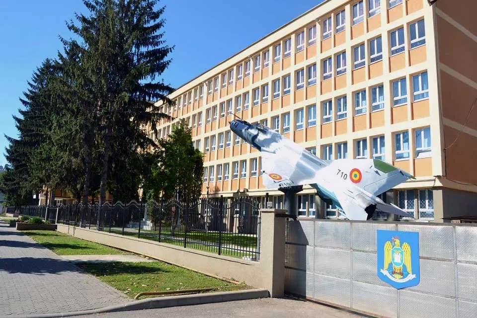 elevi participând la sesiuni online de pregătire