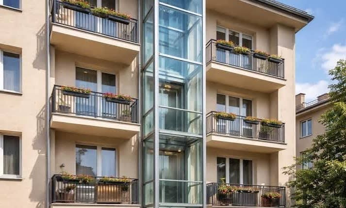 Lift exterior montat pe un bloc