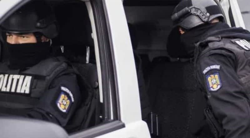 Poliția a ridicat un pistol, o arbaletă și muniție în urma perchezițiilor de la Bucecea și Blândești