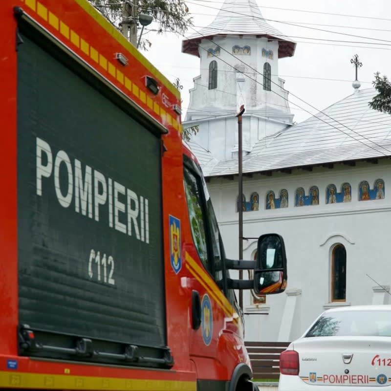 Pompierii au salvat două case după un incendiu în curtea bisericii din Cucuteni