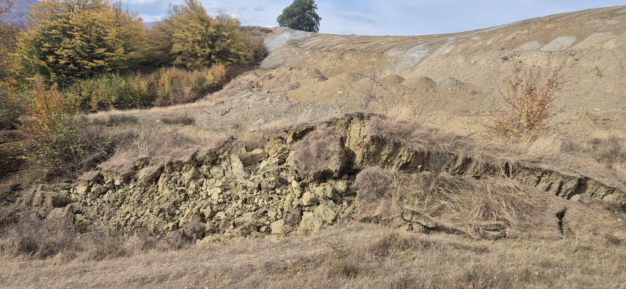 Pământ depozitat pe teren, alunecări de teren