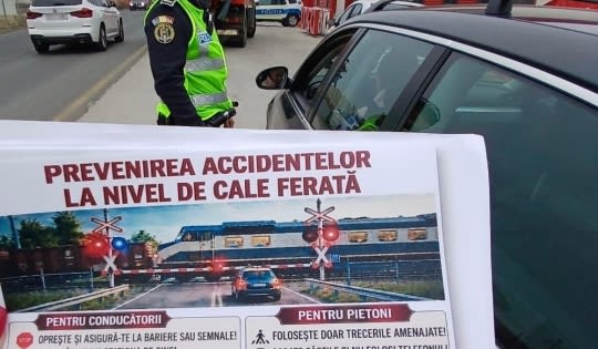 polițiști la trecerea la nivel cu calea ferată