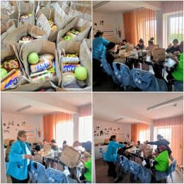 Beneficiari primind pachete cu alimente