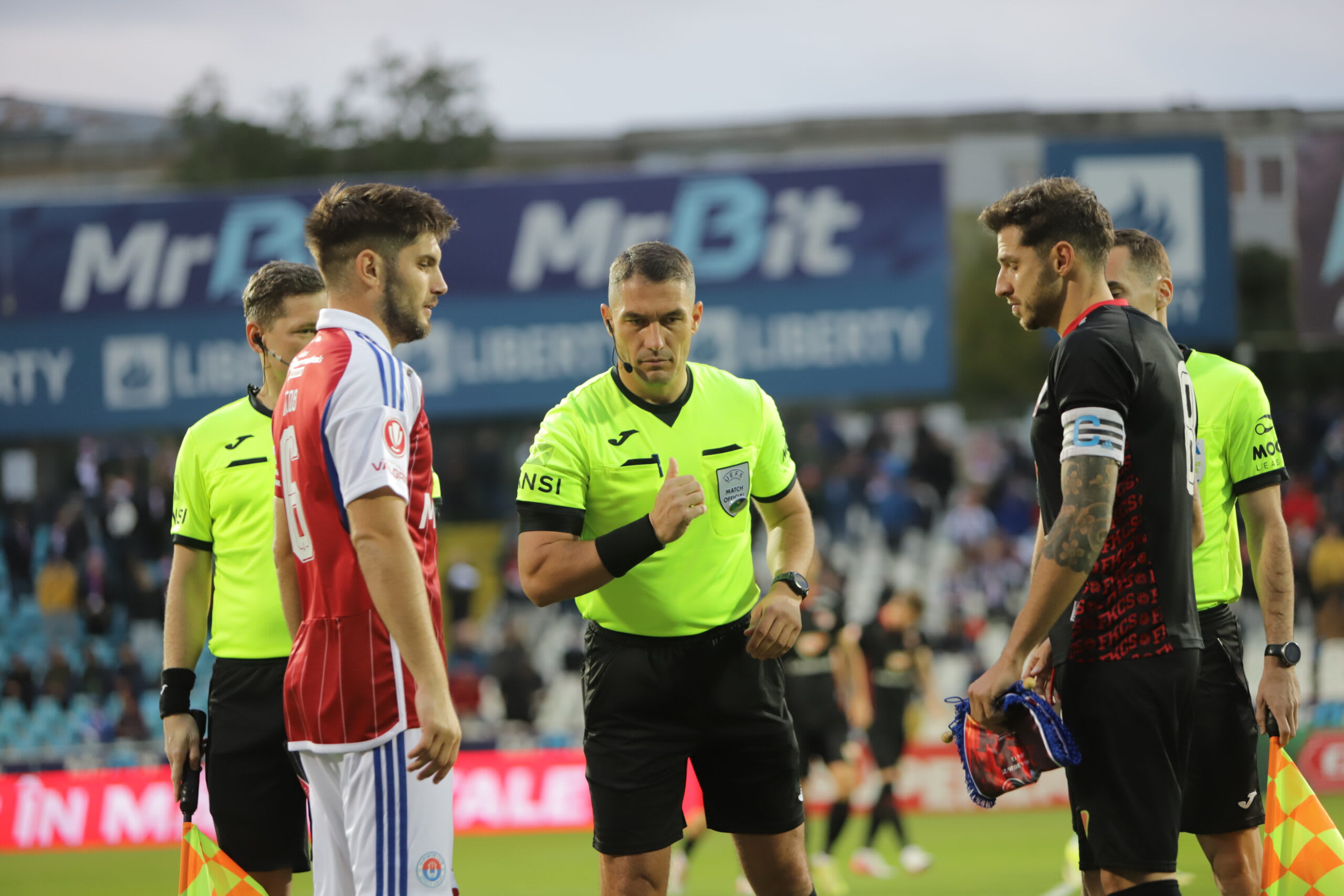 Istvan Kovacs arbitrează un meci de fotbal