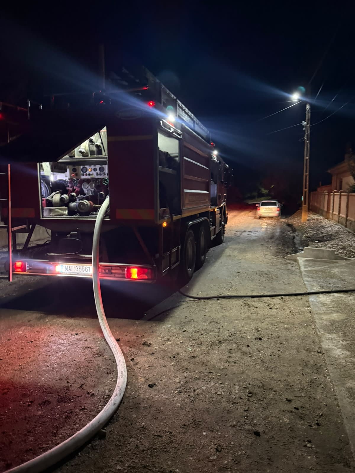 Pompieri intervenind la un incendiu
