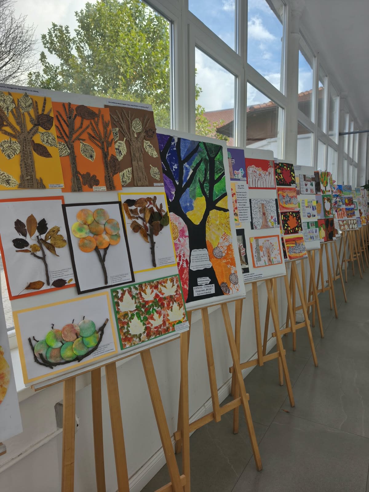 preșcolari expun lucrări artistice toamna