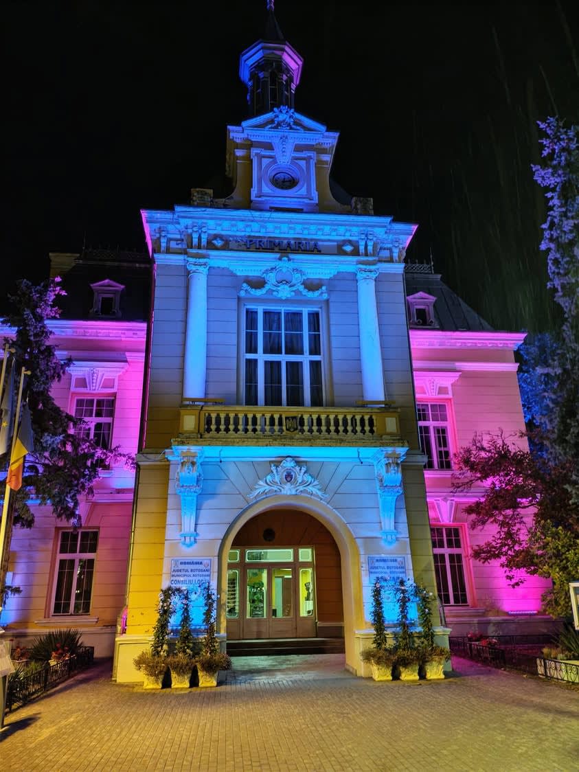 Primăria Botoșani a iluminat clădirea în roz și bleu de Ziua Părinților de Îngeri
