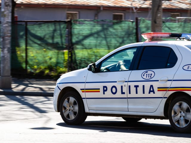 Polițiști la o trecere la nivel cu calea ferată