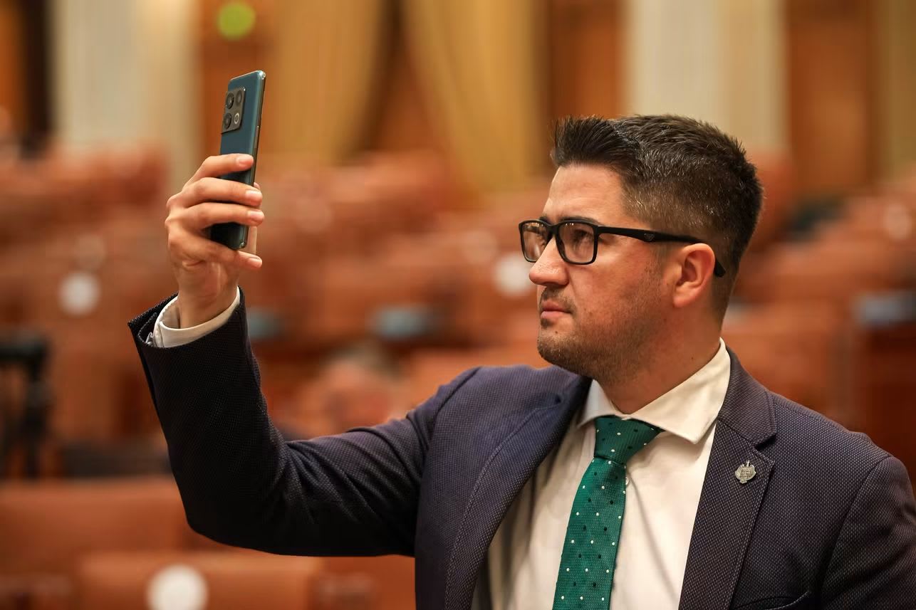 Deputatul Brian Cristian afirmă că parlamentarii folosesc deja inteligența artificială precum ChatGPT