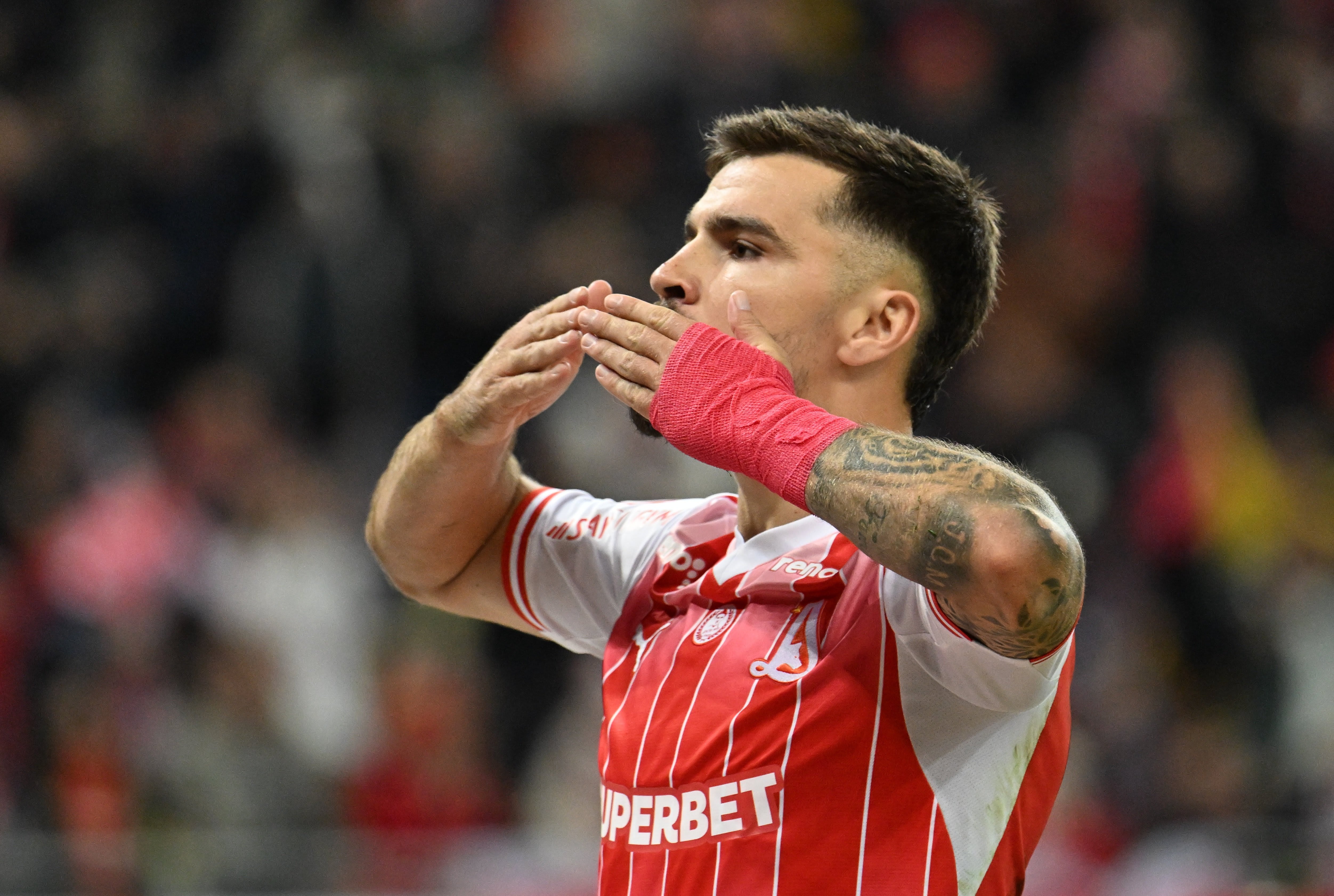 Danny Armstrong în acțiune pe terenul de fotbal