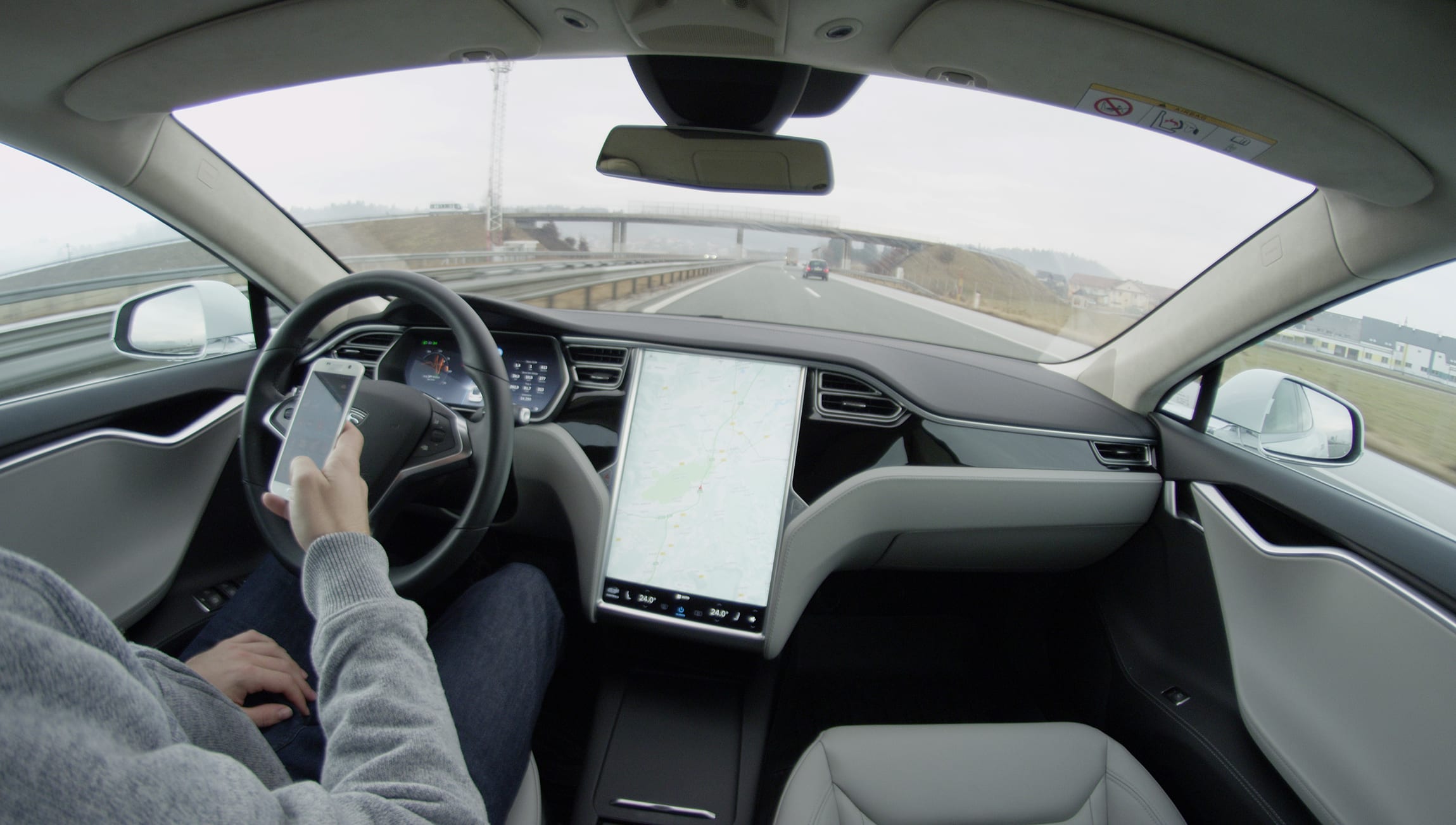 mașină Tesla autonomă accidentată lovind o mașină de poliție