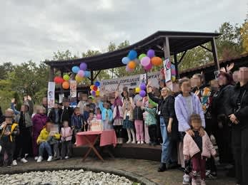 familie adoptivă la picnic, copii și părinți fericiți