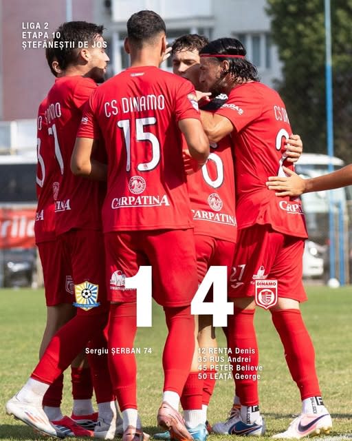 jucători de fotbal în acțiune pe teren