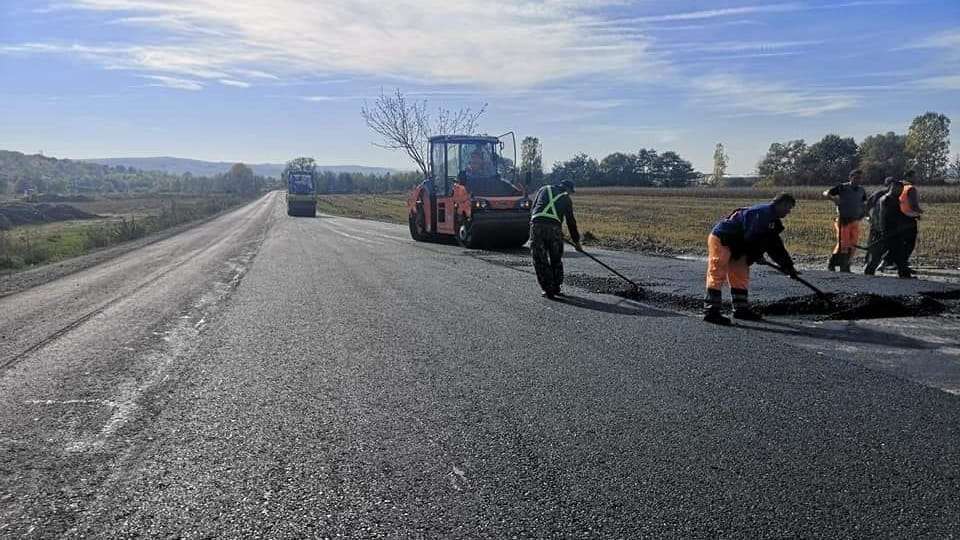 șantier asfaltare drum comunal în Ciugud