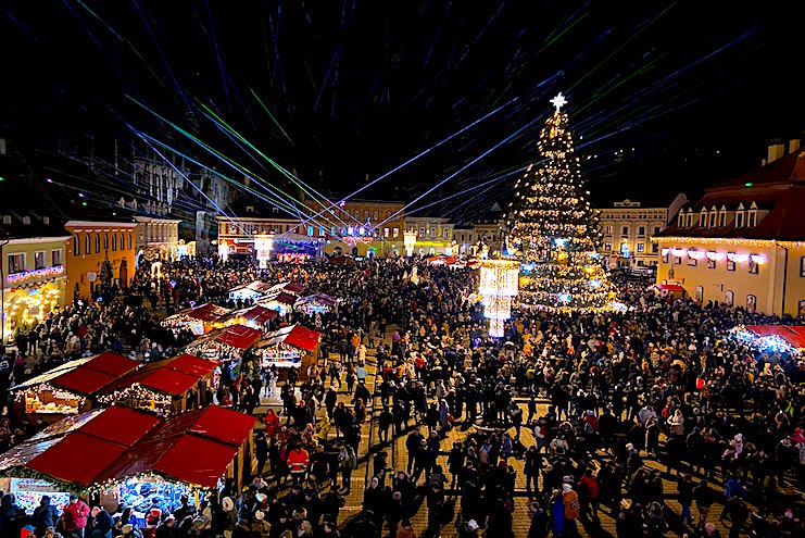 luminițe de Crăciun, târg, oraș european