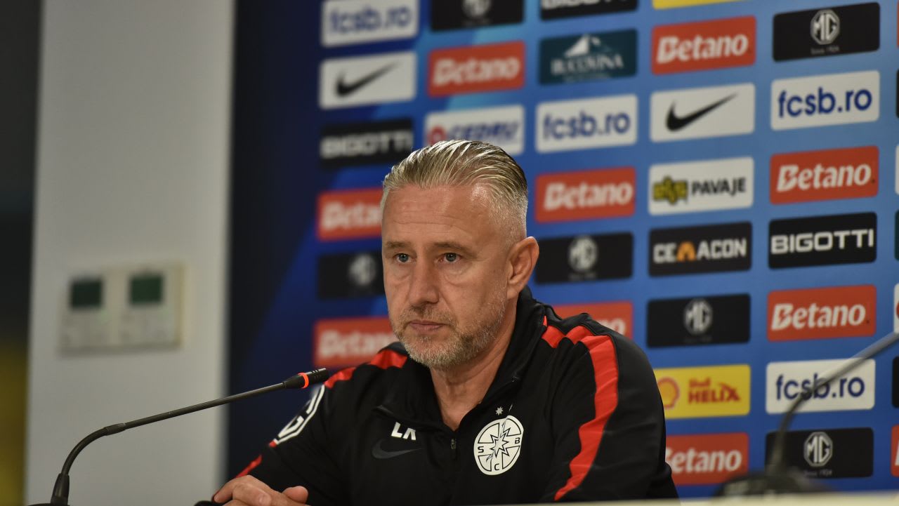 fotbalist pe teren în timpul meciului