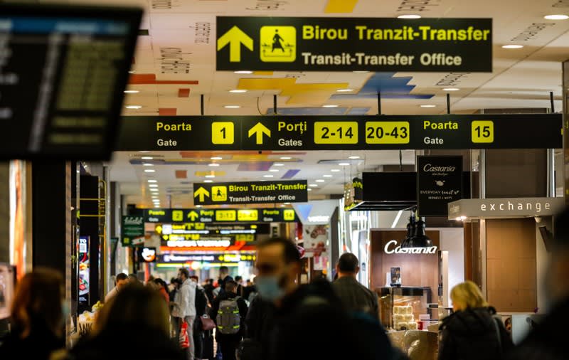 pardoseală multicoloră în interiorul aeroportului Otopeni