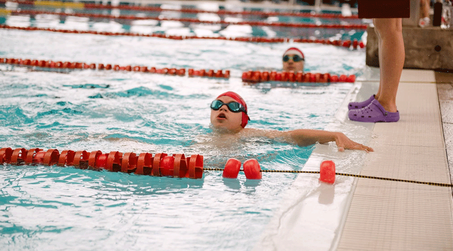 Sportivi cu dizabilități în bazinul de înot, competiție națională