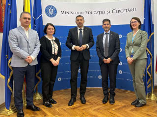Studenți primind burse sociale