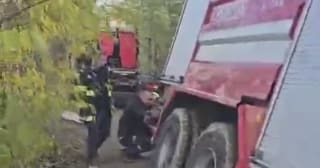 autospecială pompieri blocată pe drum surpat