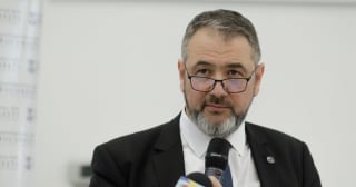 Sorin Costreie la o conferință de presă